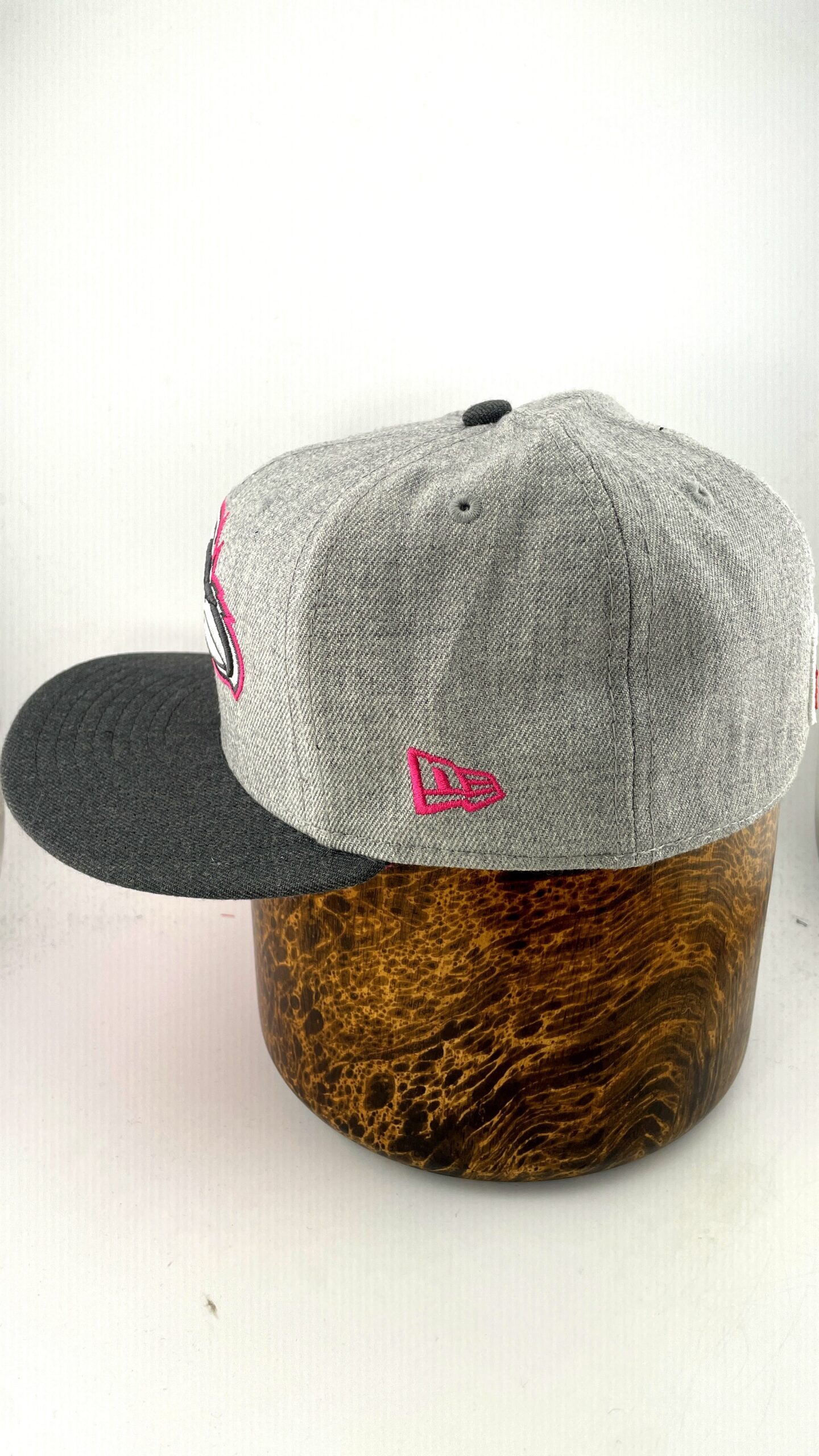 New Era Baltimore Ravens Logo Gray Pink - Image 2