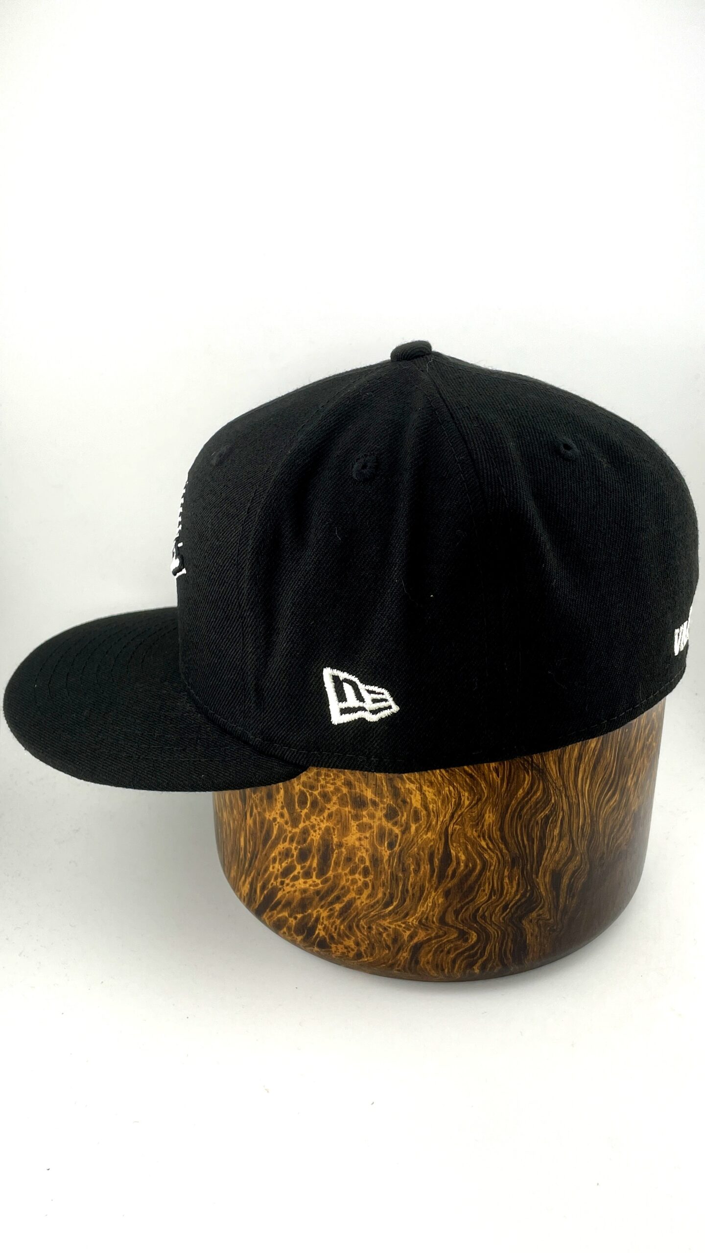 New Era Vancouver Canucks Skate Logo Black White 59FIFTY - Image 2