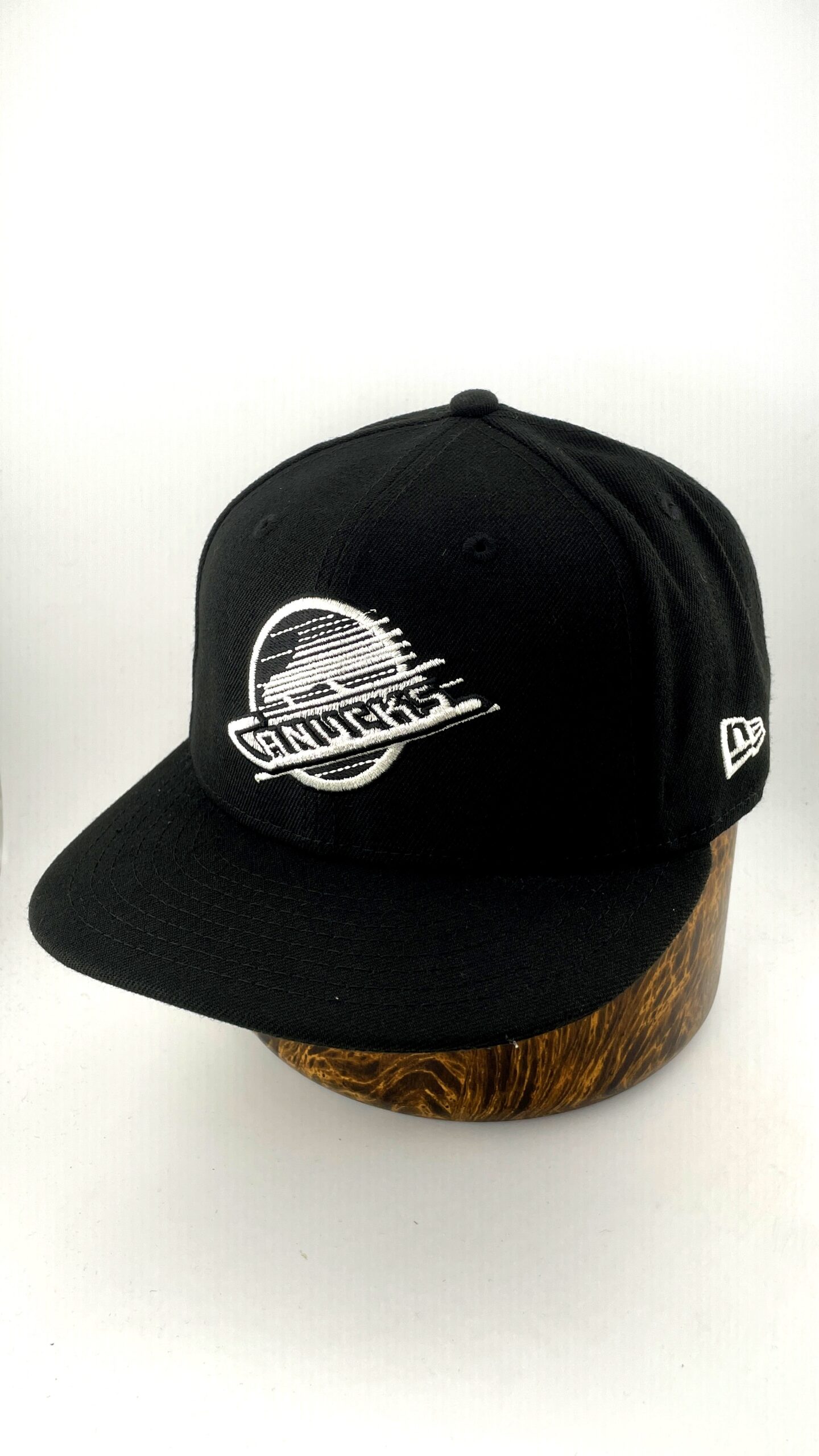 New Era Vancouver Canucks Skate Logo Black White 59FIFTY - Image 5