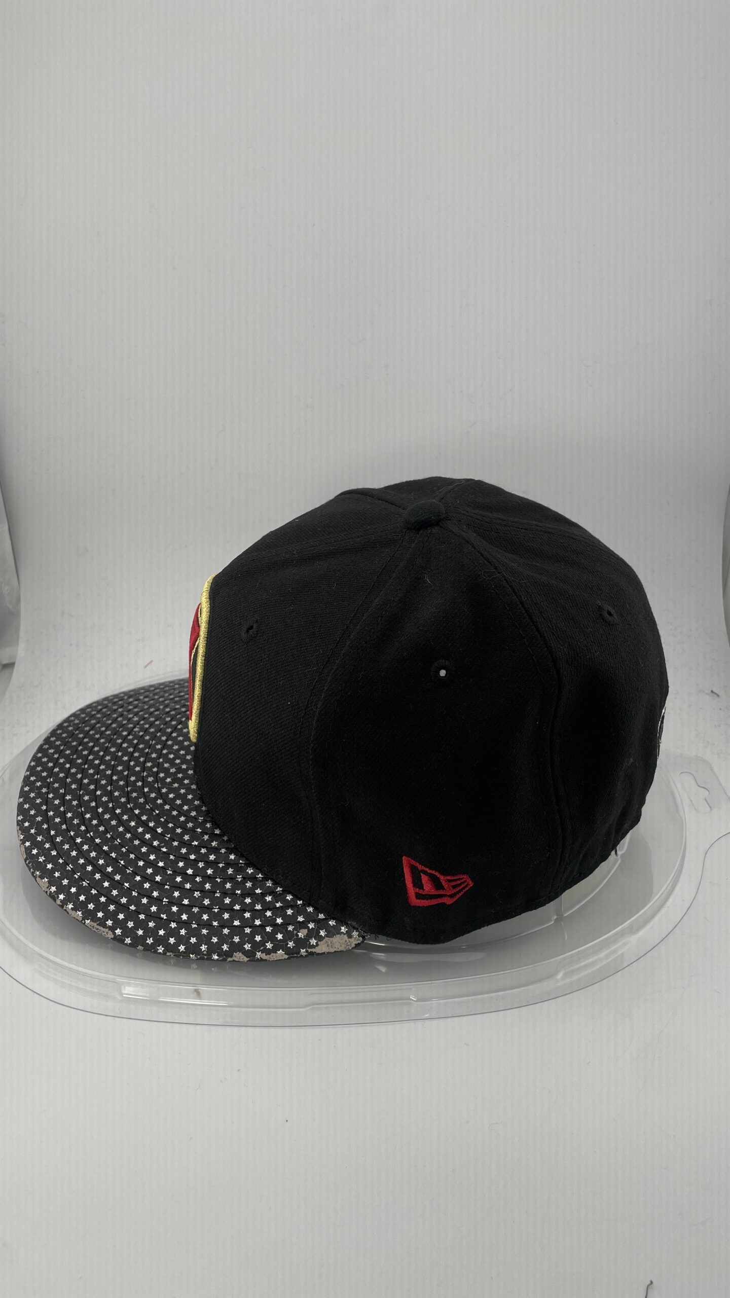 New Era Black Widow Marvel Logo Star Brim Black Red Gold 59FIFTY - Image 2