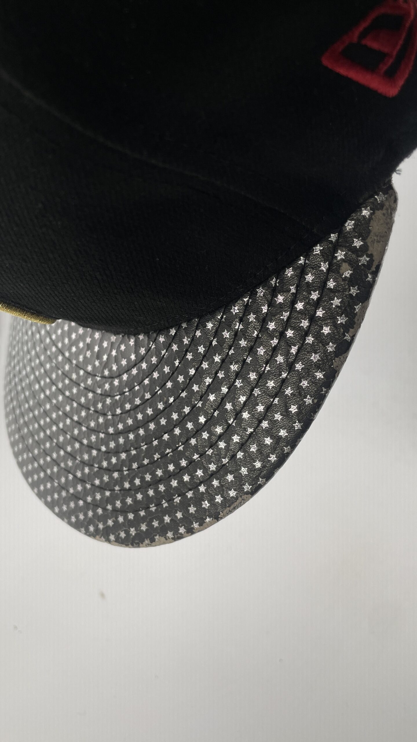 New Era Black Widow Marvel Logo Star Brim Black Red Gold 59FIFTY - Image 5